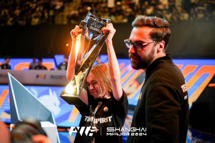 Weibo Gaming vs LNG预热海报：谁会赢下比赛，晋级败决？我们赛场见！