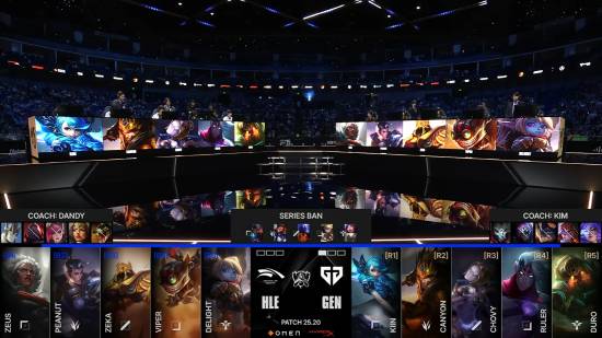 EDG赛训返图：Uzi站在Maokai身后认真听复盘